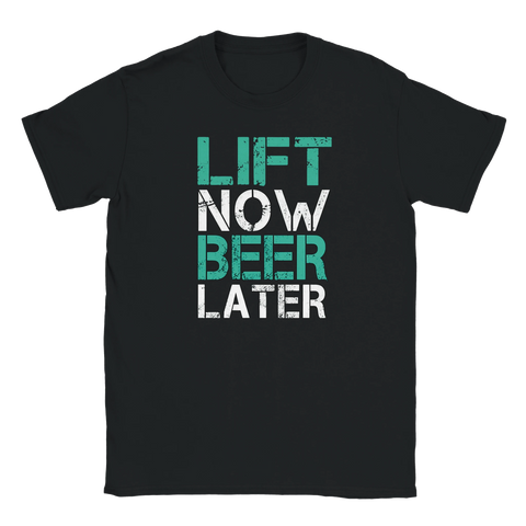 svart t-shirt med texten lift now beer later i turkost och vitt
