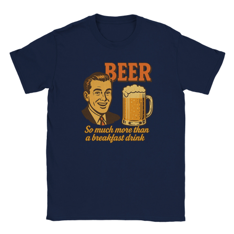Marinblå humor-t-shirt med retroinspirerad design och texten "Beer – So much more than a breakfast drink", perfekt present till ölälskare