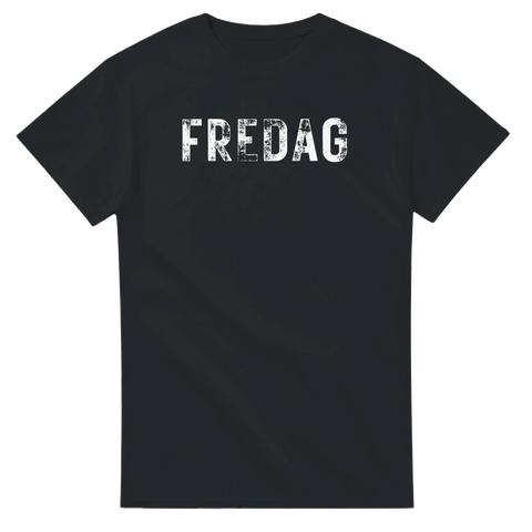 Rolig t-shirt med ordet FREDAG i vit, sliten vintage-typografi – perfekt för helgpepp och AW.