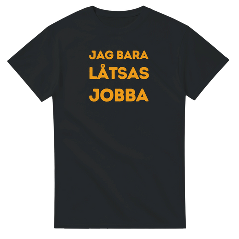T-shirt med humoristiskt tryck ”Jag Bara Låtsas Jobba” i retro gul text – perfekt som kontorsskämt eller AW-plagg.