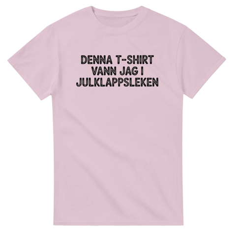 Rosa rolig t-shirt med texten Denna T-shirt vann jag i Julklappsleken