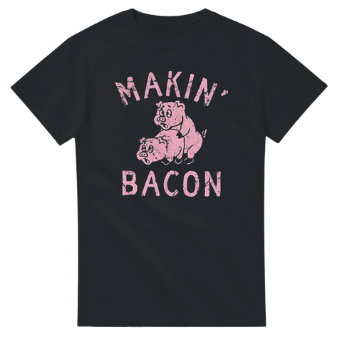 rolig t-shirt med texten Makin’ Bacon och två tecknade grisar