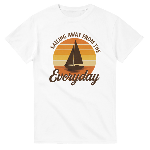 Vit t-shirt med retro segelbåt och texten "Sailing Away From The Everyday"