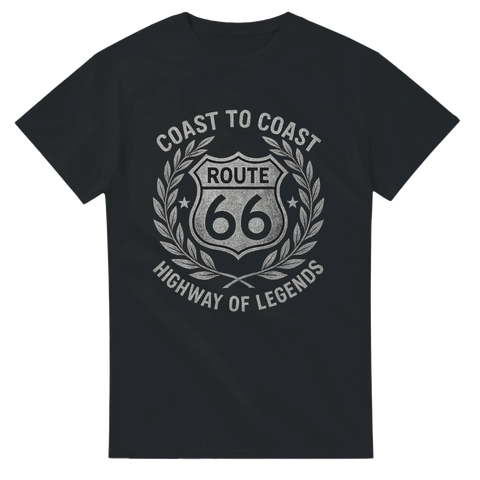 Svart t-shirt med Route 66-sköld, omgiven av lagerkrans och texten "Coast to Coast Highway of Legends", perfekt för raggare och USA-roadtrip-fans.