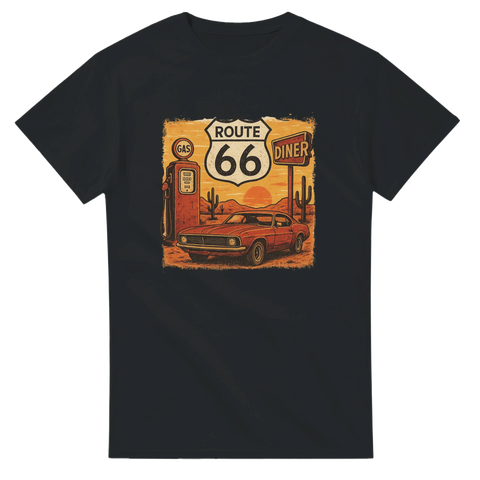 Svart t-shirt med Route 66-märke, klassisk bil vid bensinpump och diner-skylt i solnedgång, perfekt för raggare och roadtrip-fantaster.