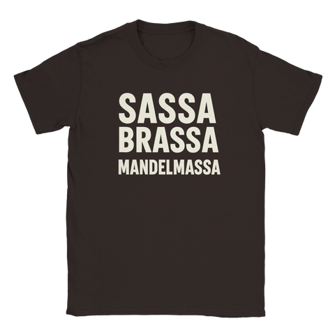 T-shirt med vit text Sassa Brassa Mandelmassa