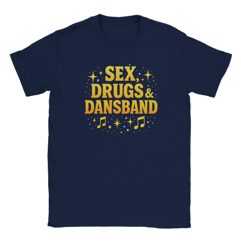 Blå t-shirt med stor gul text Sex, Drugs & Dansband samt stjärnor och noter – humoristisk dansbandsinspirerad design
