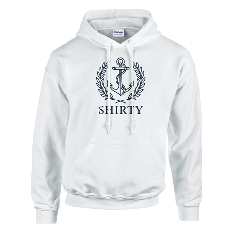 Vit hoodie med Shirtys ankare och lagerkrans i marinblått – klassisk marin design med modern streetwear-känsla.