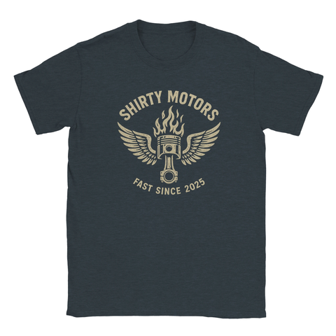 Mörkgrå t-shirt med illustration av en vinge, kolv och eld samt texten "Shirty Motors – Fast Since 2025", perfekt för raggare och motorintresserade