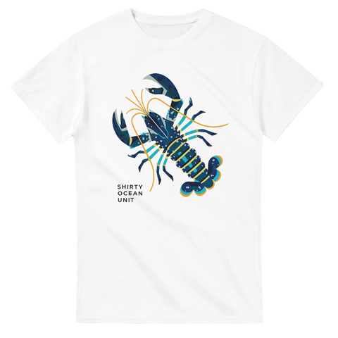 Vit t-shirt med stiliserad blå hummer och texten "Shirty Ocean Unit"