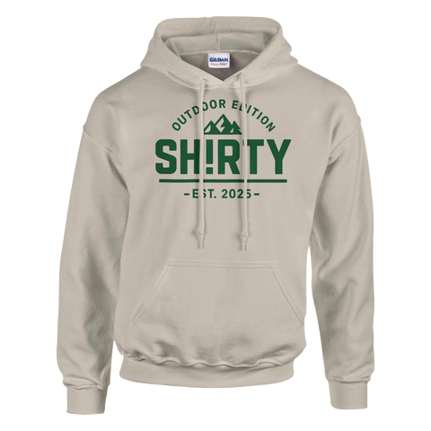 Shirtys egen outdoor hoodie med grön enkel logo.