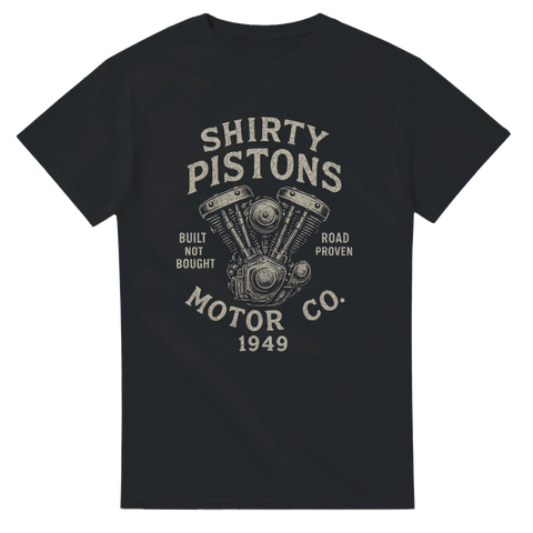 Svart t-shirt med vintageinspirerat raggarmotiv, stor motorillustration och texten "Built not bought", perfekt för bilintresserade och raggare.