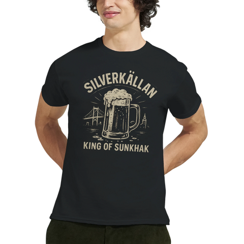 Svart t-shirt med tecknat motiv av ölsejdel, Älvsborgsbron och texten "Silverkällan King of Sunkhak" – Göteborgs sunkhak i hyllningsdesign