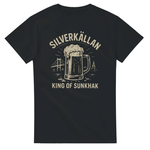 Svart t-shirt med ölsejdel och texten "Silverkällan King of Sunkhak"