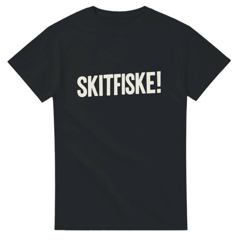 Svart T-shirt med texten "SKITFISKE!" i versaler. En måste för den vidskeplige sportfiskaren