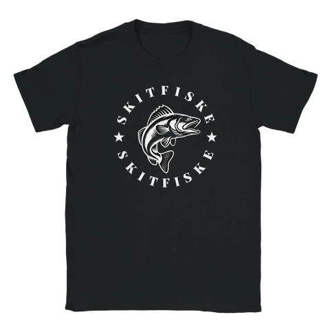 Svart t-shirt med vitt fiskemotiv med en gös och texten "Skitfiske skitfiske" i cirkelform