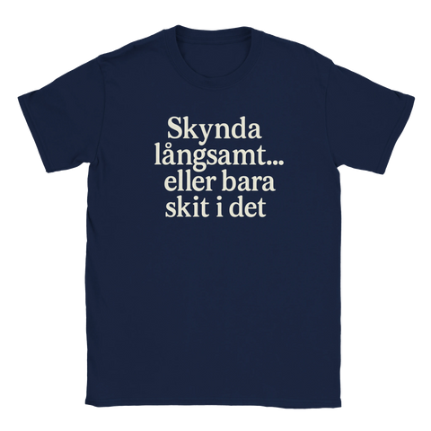 Rolig t-shirt med texten "Skynda långsamt… eller bara skit i det"