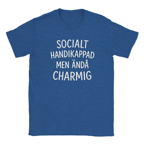 Blå T-shirt med vit text: "Socialt handikappad men ändå charmig" – en humoristisk design med självdistans.