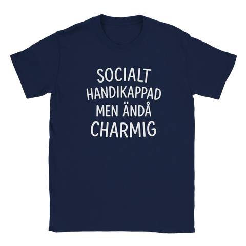 Marinblå t-shirt med texten "Socialt handikappad men ändå charmig"