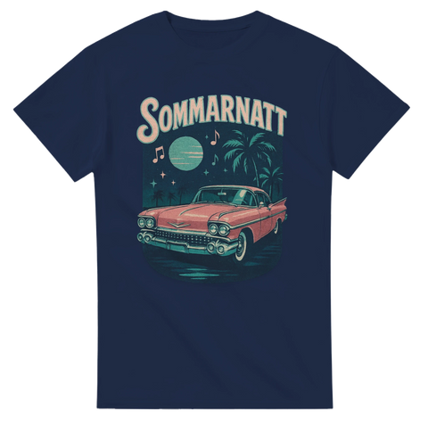 Blå t-shirt med retroillustration av en amerikansk raggarbil under palmer och månsken med texten "Sommarnatt", perfekt för raggare och cruising