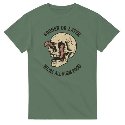 Olivgrön t-shirt med vintageillustration av döskalle och slingrande maskar samt texten “Sooner or Later We’re All Worm Food”.