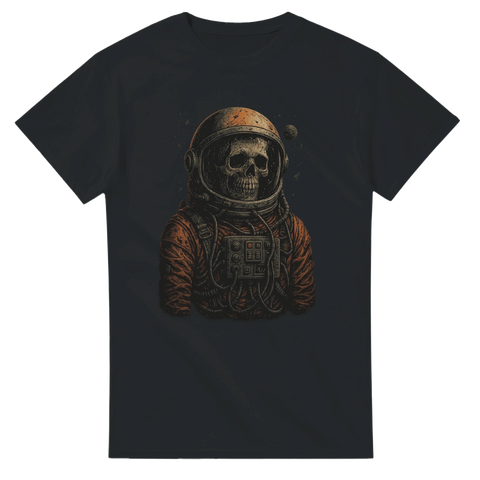 Svart t-shirt med detaljerat motiv av en dödskalle i rymddräkt, inspirerad av sci-fi och mörk humor.
