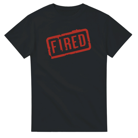 Svart t-shirt med röd stämpelliknande text “Fired” – humoristisk statementtröja för jobbbyte eller party.