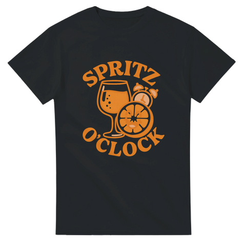 Svart t-shirt med orange spritzglas och klocka, texten ”Spritz O’Clock” – perfekt för somriga drinkkvällar.