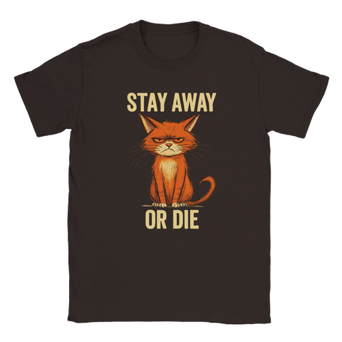 Mörkbrun t-shirt med ett humoristiskt och kaxigt motiv av en ilsken röd katt och texten “Stay Away or Die” – perfekt för kattälskare med attityd