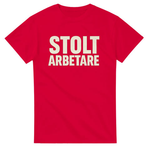 Röd t-shirt med stort vitt tryck: Stolt Arbetare – en hyllning till alla som sliter och bygger Sverige varje dag