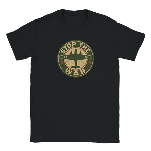 Svart t-shirt med militärinspirerad badge och texten Stop the War
