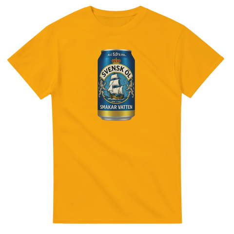 Gul t-shirt med blå ölburk och text ”Svensk öl smakar vatten”.