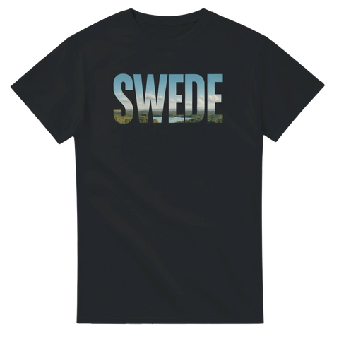 Svart t-shirt med texten SWEDE i svensk naturdesign