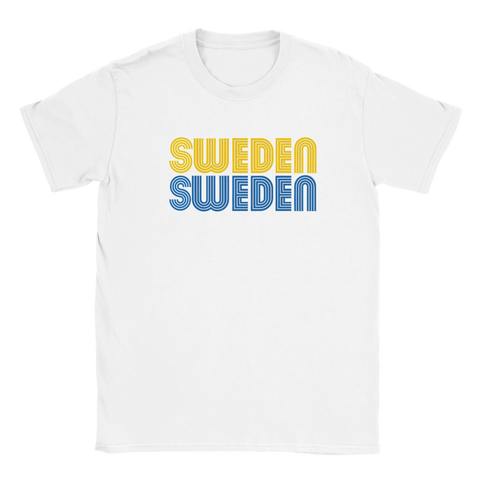 Vit t-shirt med dubbla texten "Sweden Sweden" i blå och gul retrostil, tryckt på bröstet