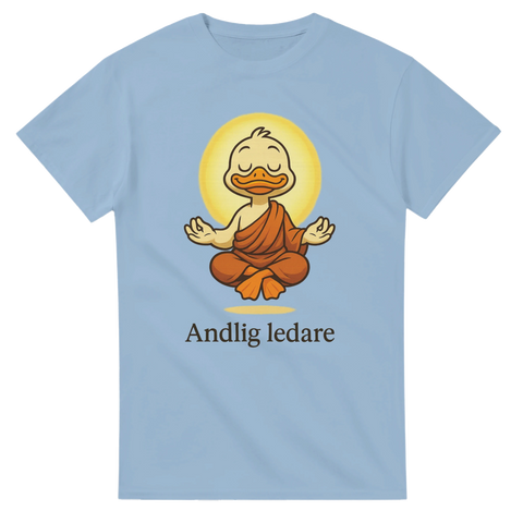 En and som mediterar och texten "Andlig ledare" på ljusblå t-shirt.