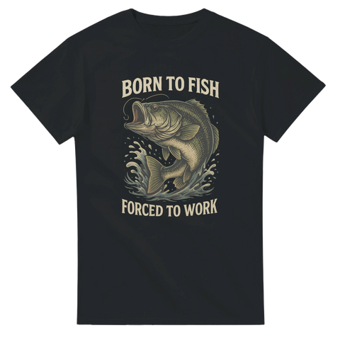 T-shirt Original i svart med texten "Born to Fish, Forced to Work" och en hoppande fisk.