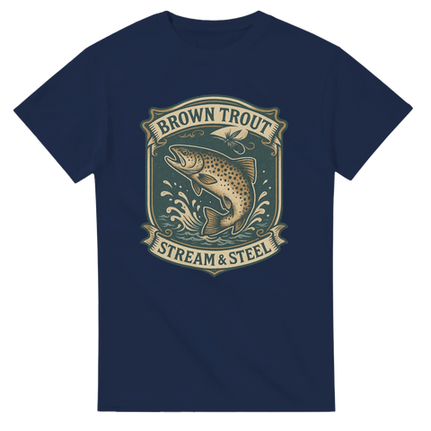 Marinblå t-shirt med illustration av en bäcköring i badge-stil, texten "Brown Trout – Stream & Steel"