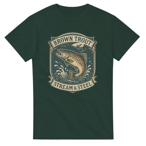 Mörkgrön t-shirt med illustration av en bäcköring i badge-stil, texten "Brown Trout – Stream & Steel"