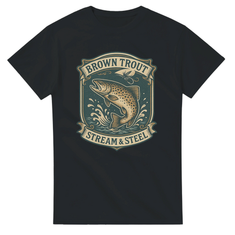 Svart t-shirt med illustration av en bäcköring i badge-stil, texten "Brown Trout – Stream & Steel"