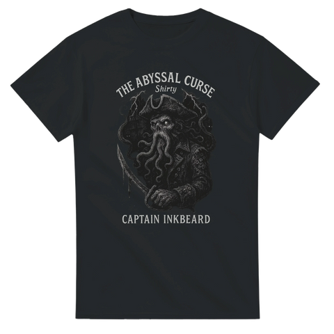 T-shirt med tecknad bläckfiskkapten med hatt, skinnrock och krokhand under texten "The Abyssal Curse – Shirty – Captain Inkbeard".
