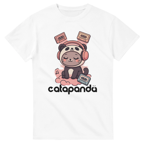 Vit t-shirt med en katt i pandadräkt som lyssnar på musik med hörlurar och kassettband, text "catapanda".