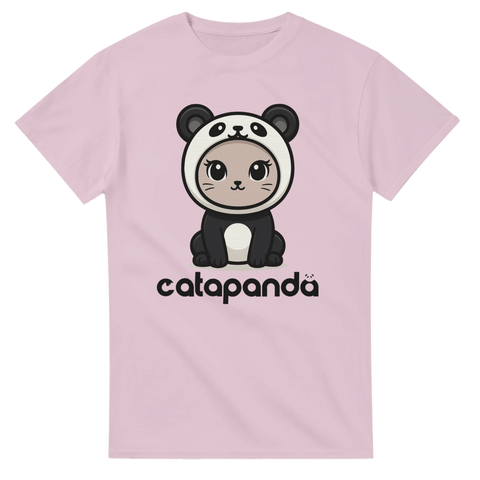 Rosa t-shirt med en tecknad katt i pandaoverall och texten "catapanda".