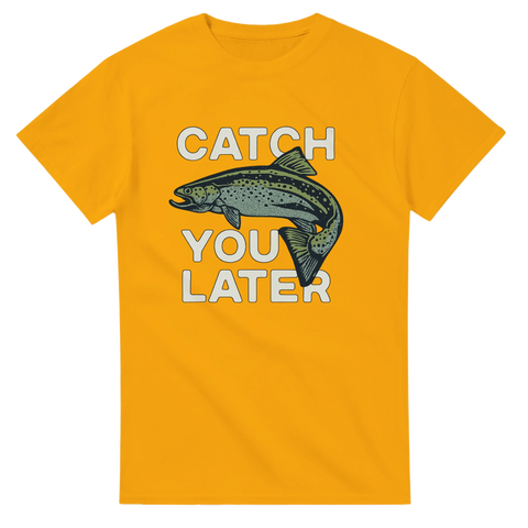 Gul t-shirt med tecknad fisk och texten "Catch You Later" i stora bokstäver