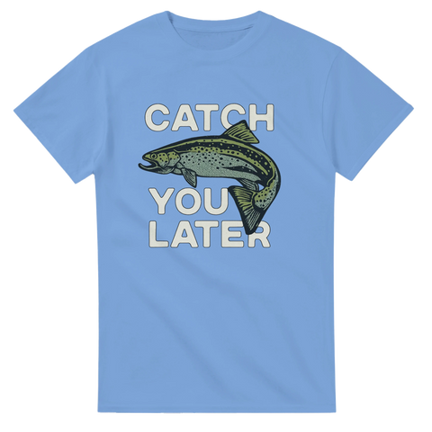 Ljusblå t-shirt med tecknad fisk och texten "Catch You Later" i stora bokstäver
