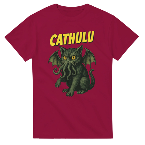 Vinröd t-shirt med kattdesign inspirerad av Cthulhu, med tentakler och vingar, text "Cathulu".