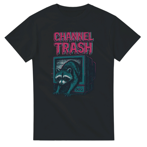 T-shirt med tvättbjörn som klättrar ur en gammal TV och texten "Channel Trash" i neonstil.