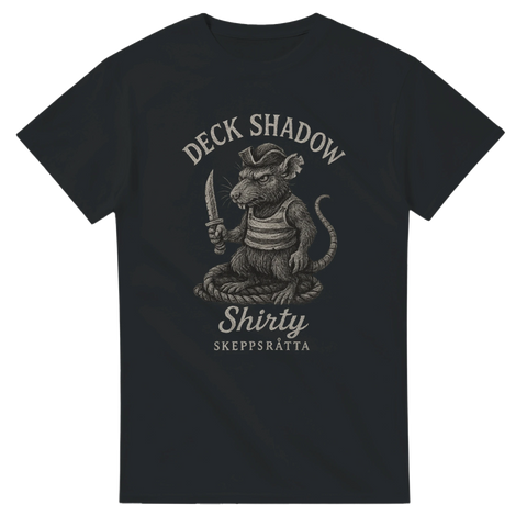 Svart T-shirt med tecknad skeppsråtta i randigt linne med pirathatt och kniv, samt texten "Deck Shadow – Shirty – Skeppsråtta".
