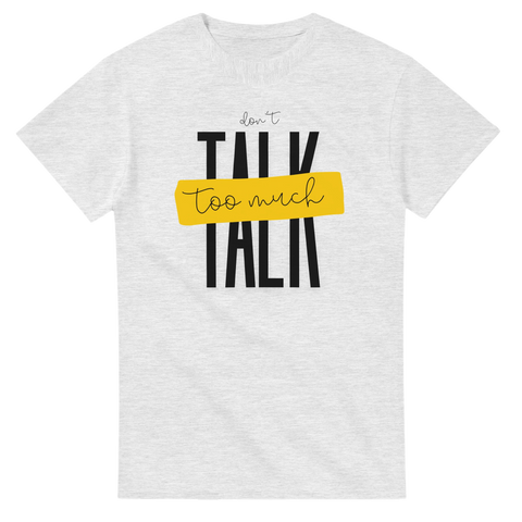 ljusgrå t-shirt med texten Don’t talk too much i svart och gult