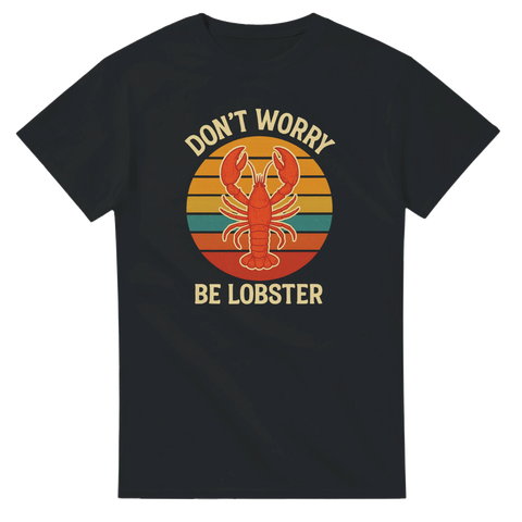 Svart t-shirt med retrofärgad solnedgång, röd hummer och text Don’t Worry Be Lobster