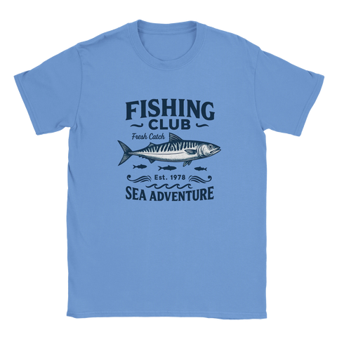 Ljusblå T-shirt med fiskemotiv och text Fishing Club Sea Adventure